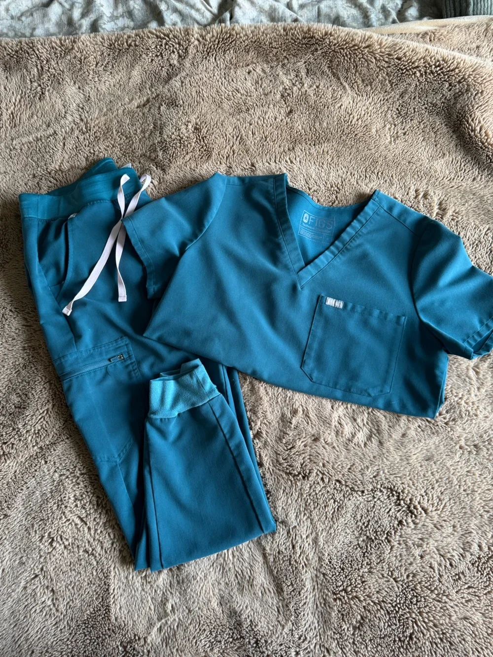 Women’s Figs Surgical Green Jogger Scrub Set
